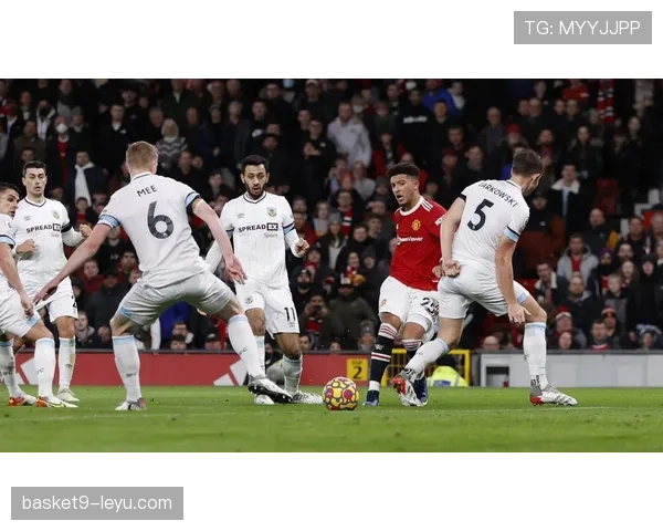 伯恩利深陷英超低迷泥潭，主帅帅位告急，球迷呼吁战术革新重振士气