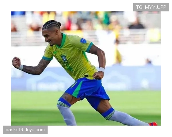 拉菲尼亚闪耀英超开局，稳健表现助利兹联惊艳赛季初