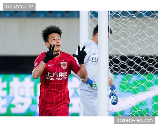 武磊穿拖鞋背破包走地铁，隔壁队友拎着名牌像开秀场，我笑疯了